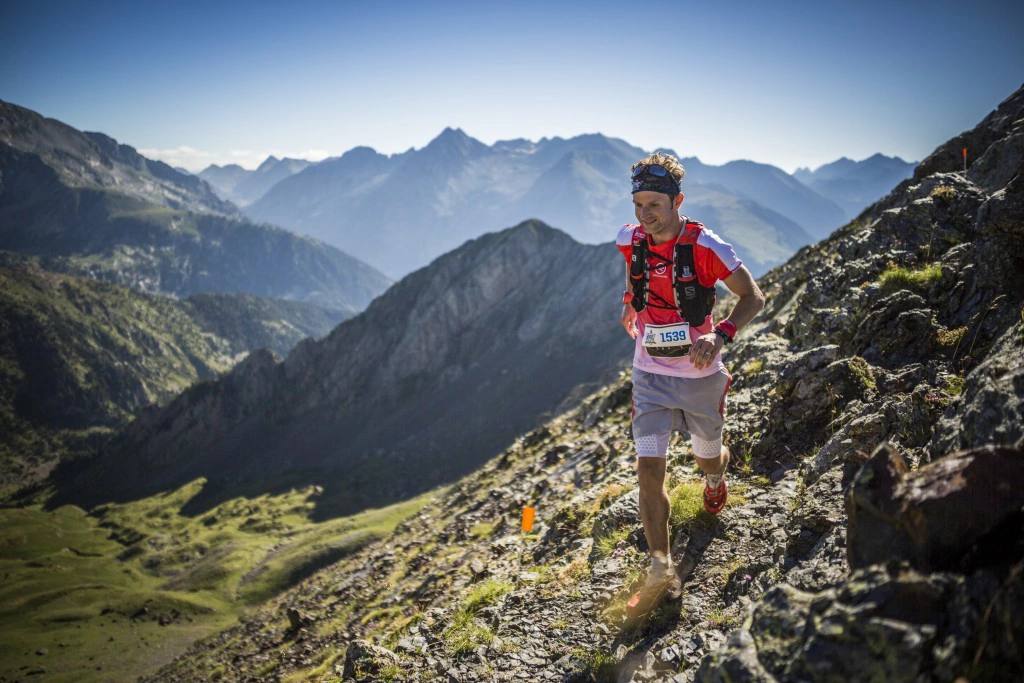 Me running along the ridge - Photo credit : Jordi Saragossa