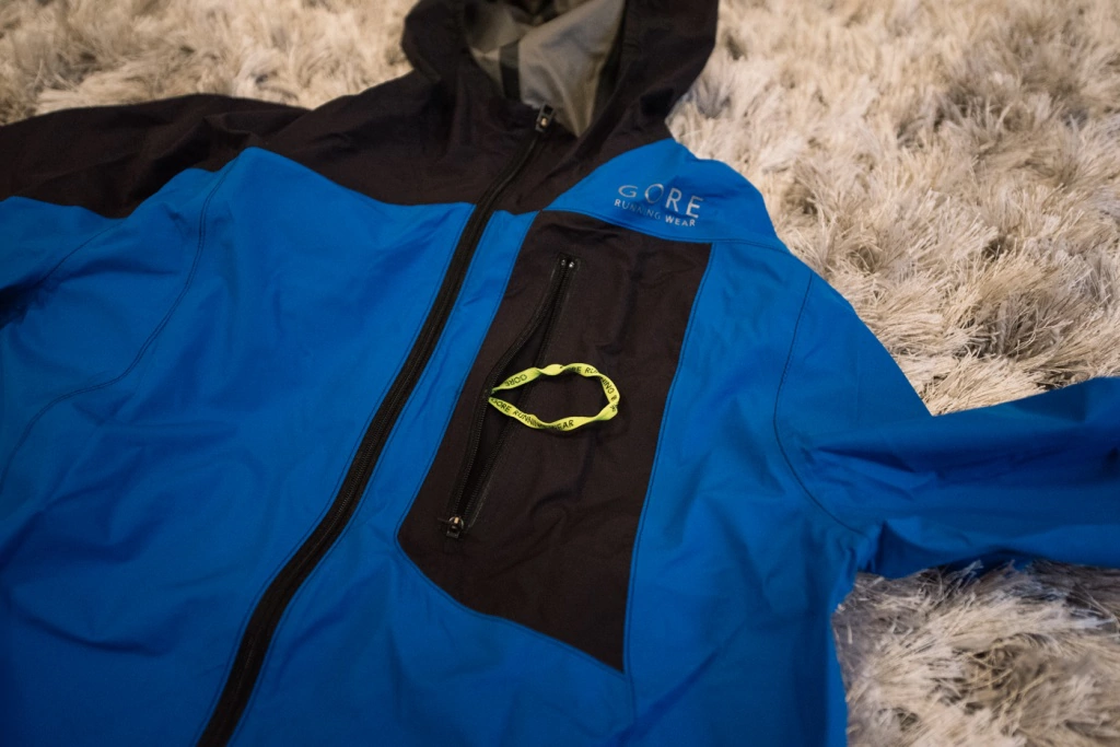 gore running wear fusion windstopper active shell - pocket with loop