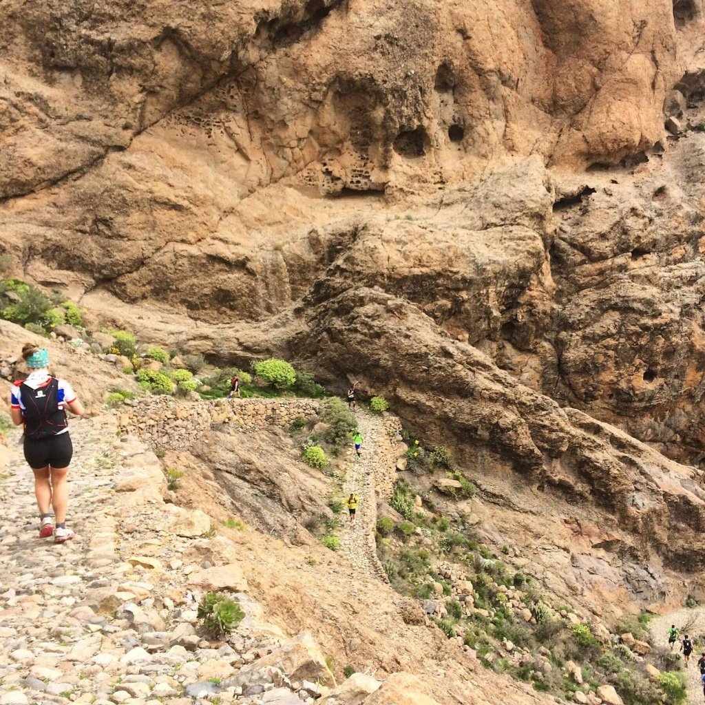 what is a switchback in hiking trail running mountain biking - Transgrancanaria switchback trail descent - Trail and Kale