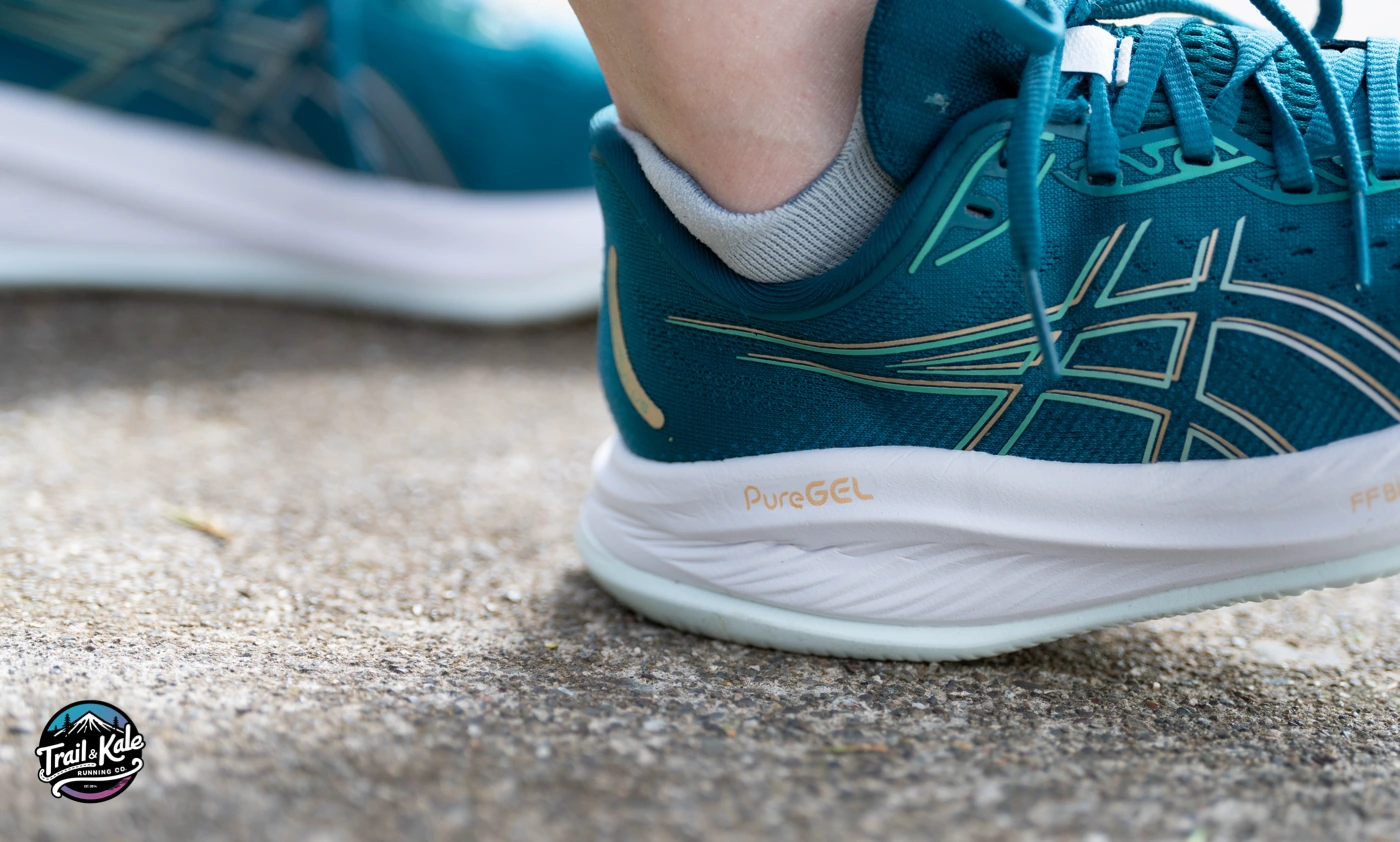 Demonstrating the cushioning compression in the Asics Cumulus 26 heel when pressure is applied